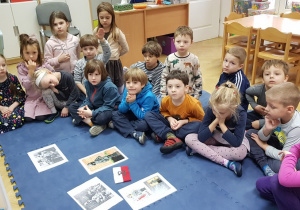 Dzieci rozmawiają o Powstaniu Warszawskim